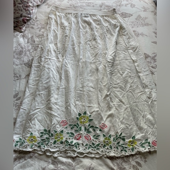 Vintage White Pull On Rayon Maxi Skirt Embroidered Floral Hem 18/20 Cottage Boho - Picture 3 of 7